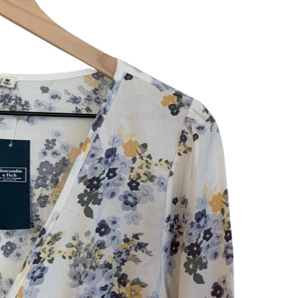 NWT Abercrombie & Fitch Long Sleeved Floral Wrap Top Medium - Picture 4 of 5